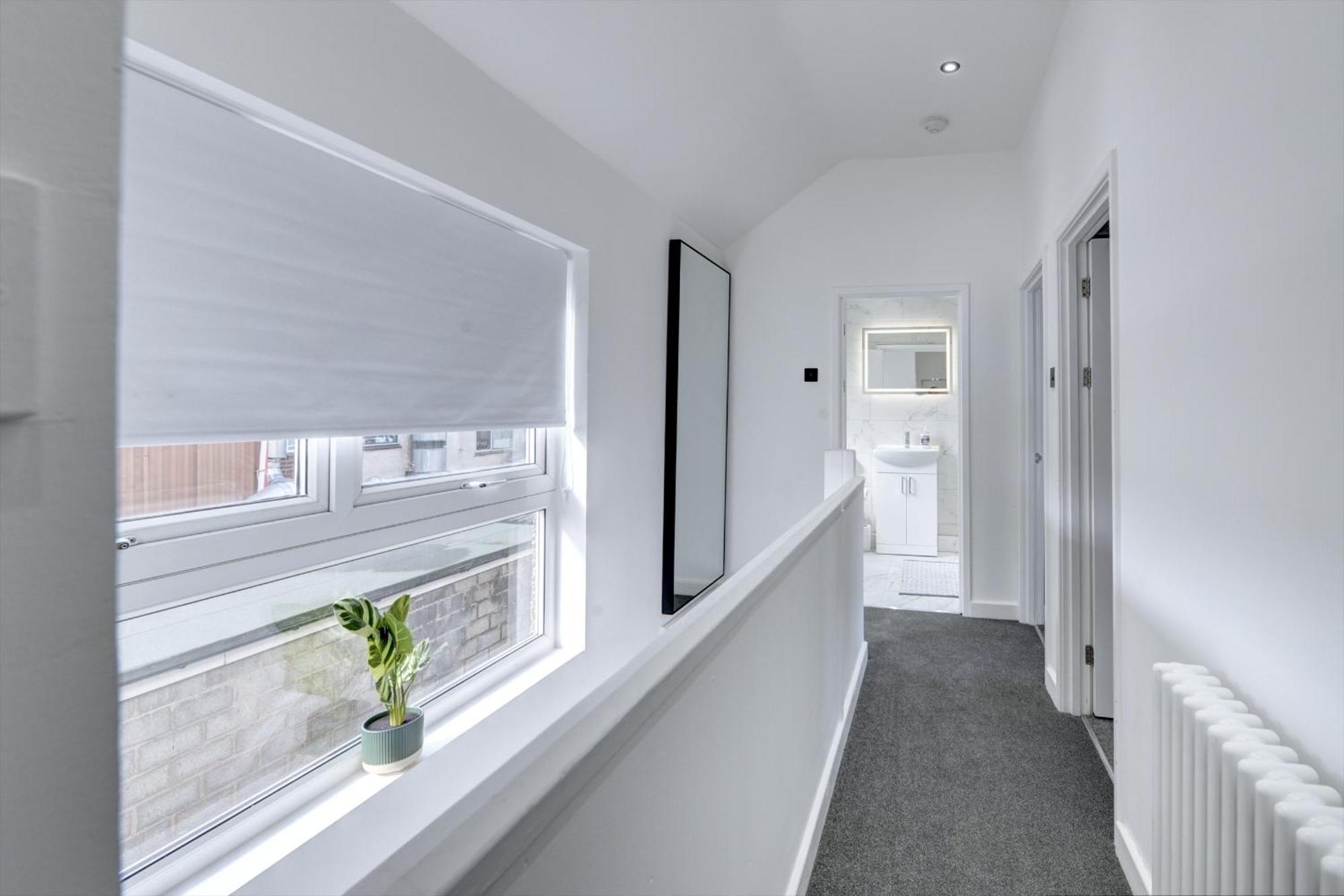 4 Bedrooms Homely House With Garden- Sleeps 9 Comfortably With 6 Comfortable Beds, Free Street Parking, Business Travellers, Contractors, & Holiday-Goers, Coventry, Near All Major Transport Links In Coventry And Motorway 外观 照片