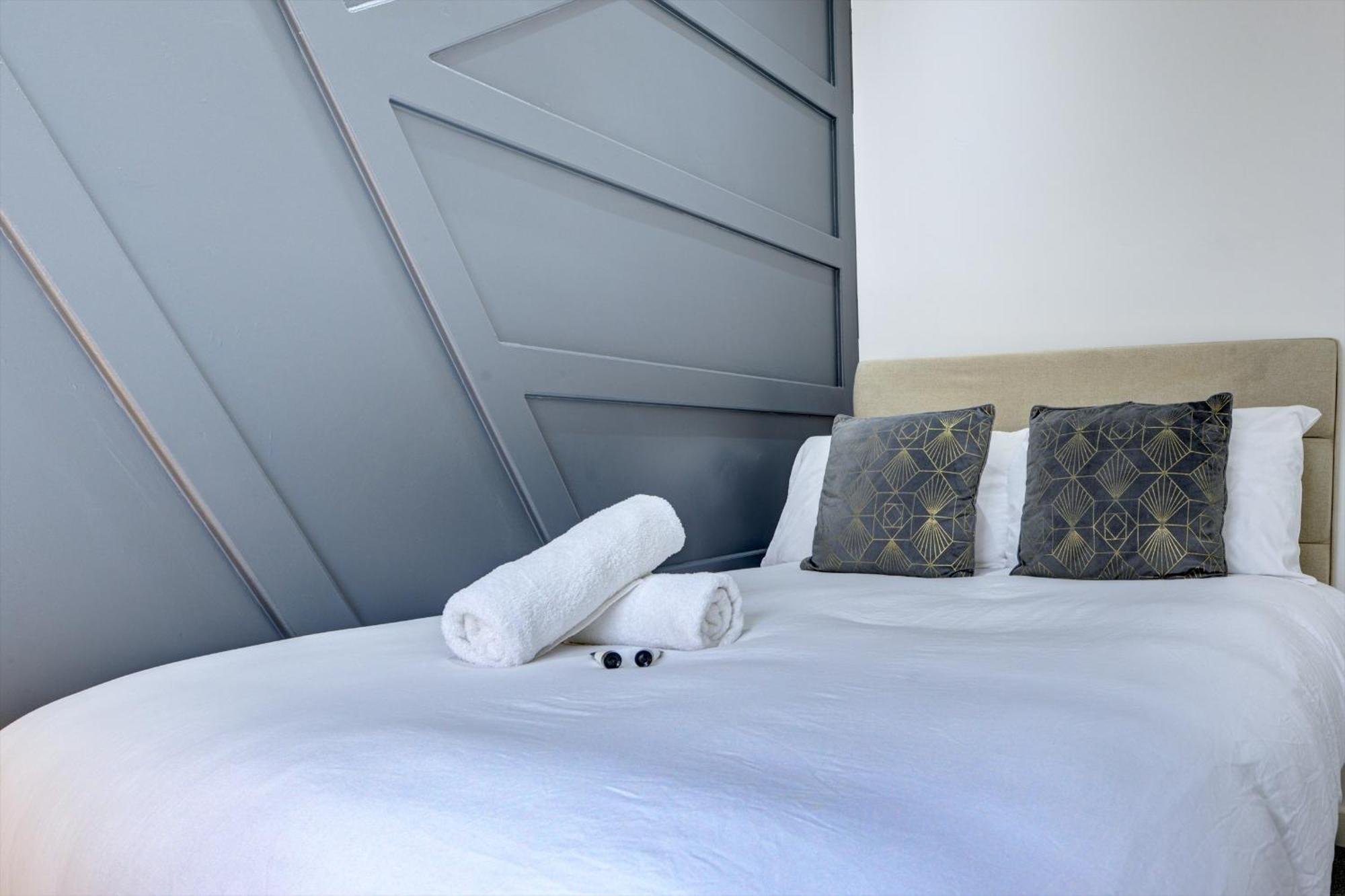 4 Bedrooms Homely House With Garden- Sleeps 9 Comfortably With 6 Comfortable Beds, Free Street Parking, Business Travellers, Contractors, & Holiday-Goers, Coventry, Near All Major Transport Links In Coventry And Motorway 外观 照片