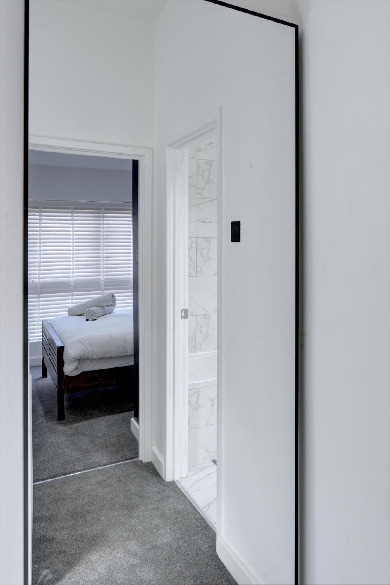 4 Bedrooms Homely House With Garden- Sleeps 9 Comfortably With 6 Comfortable Beds, Free Street Parking, Business Travellers, Contractors, & Holiday-Goers, Coventry, Near All Major Transport Links In Coventry And Motorway 外观 照片