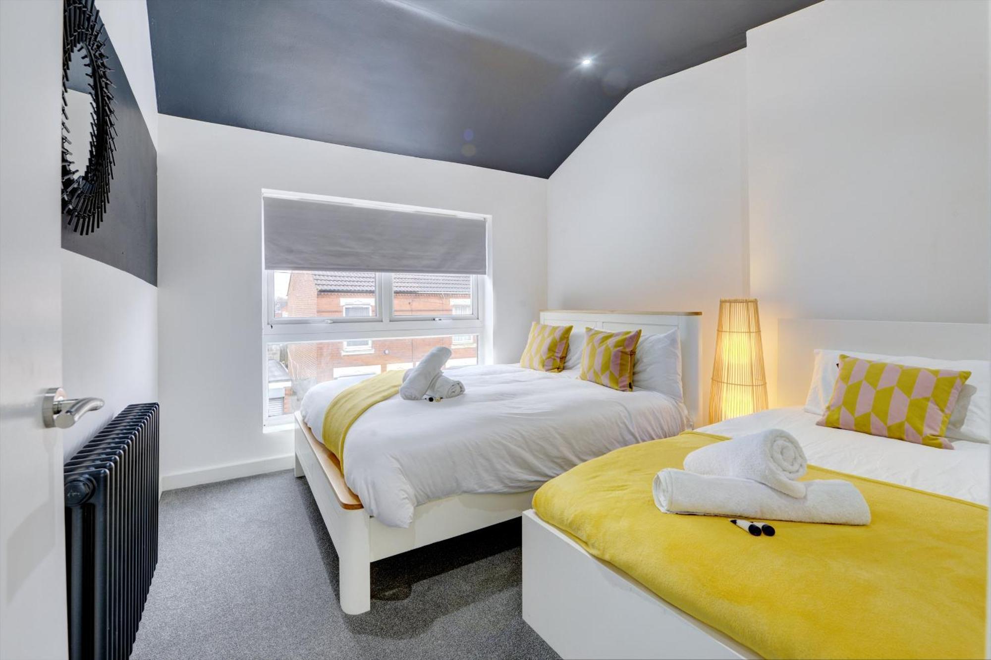 4 Bedrooms Homely House With Garden- Sleeps 9 Comfortably With 6 Comfortable Beds, Free Street Parking, Business Travellers, Contractors, & Holiday-Goers, Coventry, Near All Major Transport Links In Coventry And Motorway 外观 照片