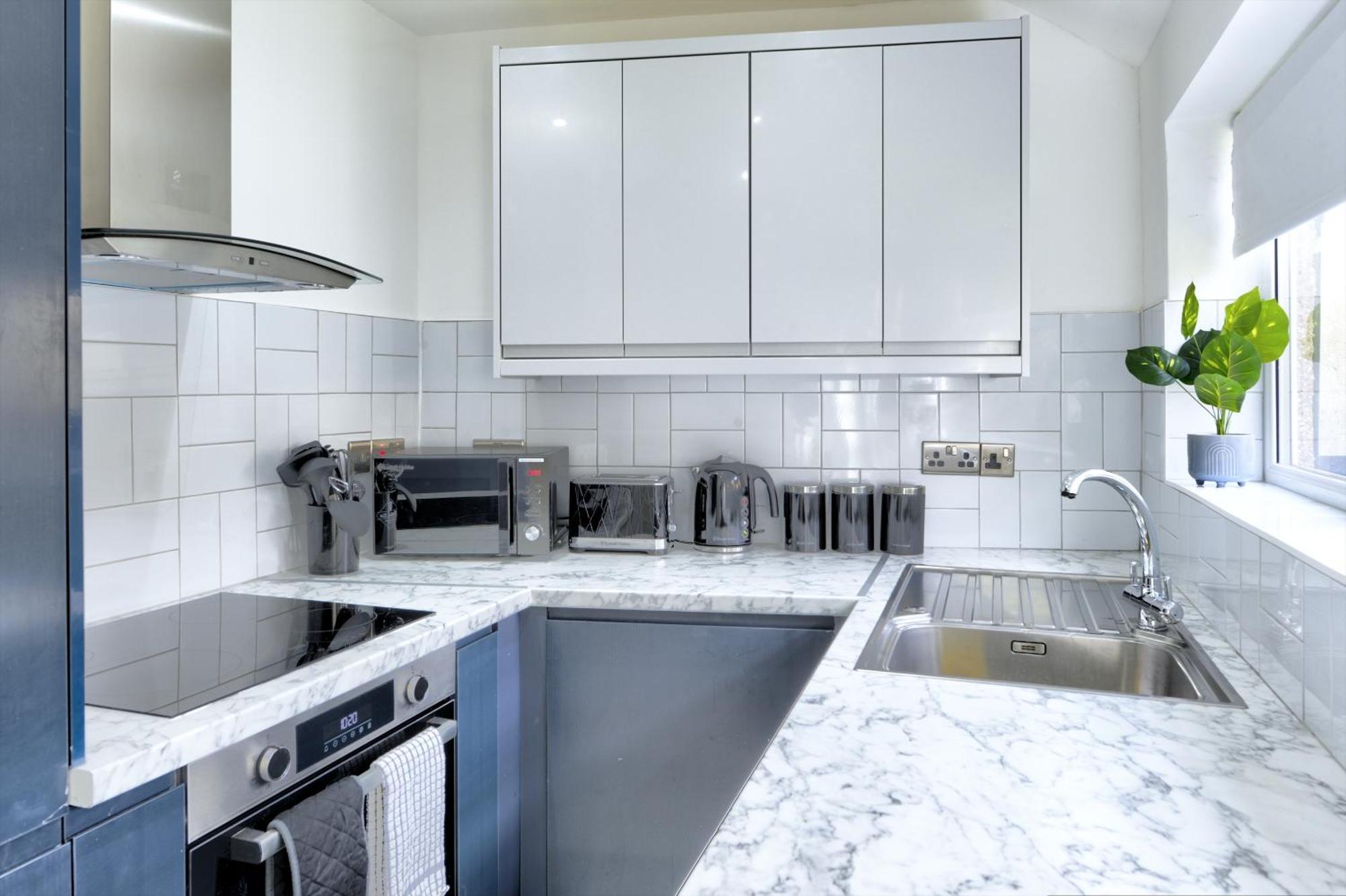 4 Bedrooms Homely House With Garden- Sleeps 9 Comfortably With 6 Comfortable Beds, Free Street Parking, Business Travellers, Contractors, & Holiday-Goers, Coventry, Near All Major Transport Links In Coventry And Motorway 外观 照片