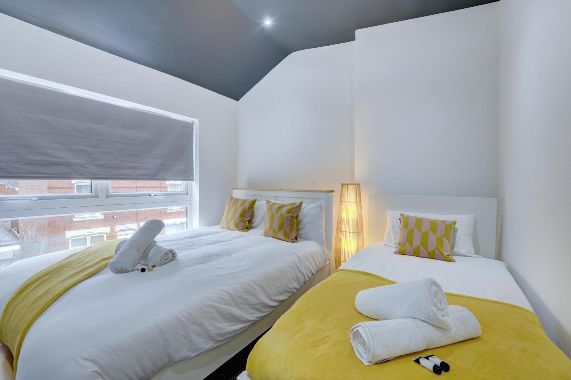 4 Bedrooms Homely House With Garden- Sleeps 9 Comfortably With 6 Comfortable Beds, Free Street Parking, Business Travellers, Contractors, & Holiday-Goers, Coventry, Near All Major Transport Links In Coventry And Motorway 外观 照片