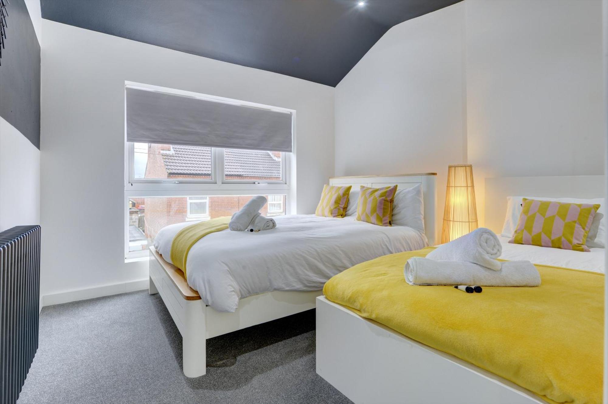 4 Bedrooms Homely House With Garden- Sleeps 9 Comfortably With 6 Comfortable Beds, Free Street Parking, Business Travellers, Contractors, & Holiday-Goers, Coventry, Near All Major Transport Links In Coventry And Motorway 外观 照片
