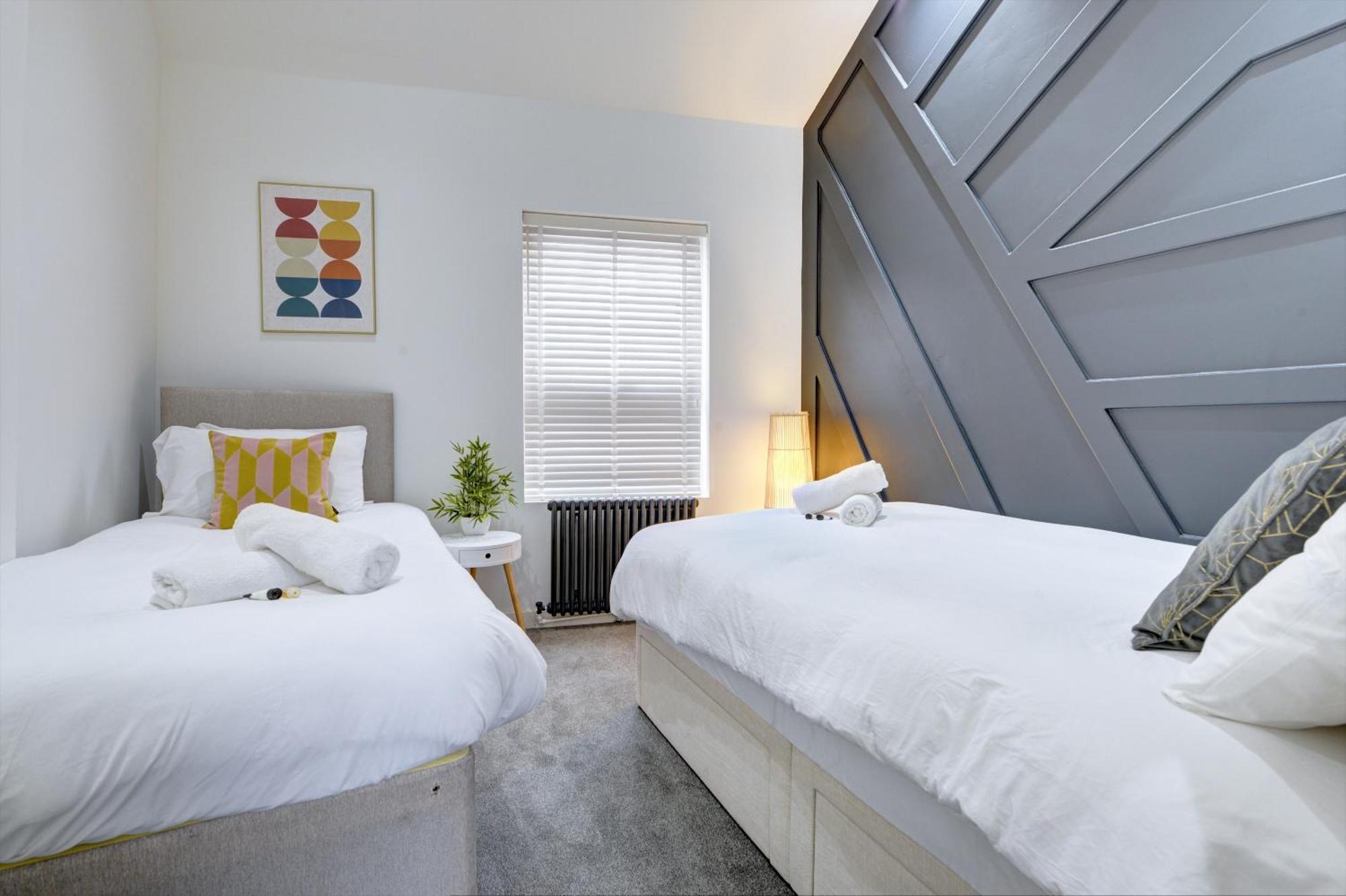 4 Bedrooms Homely House With Garden- Sleeps 9 Comfortably With 6 Comfortable Beds, Free Street Parking, Business Travellers, Contractors, & Holiday-Goers, Coventry, Near All Major Transport Links In Coventry And Motorway 外观 照片