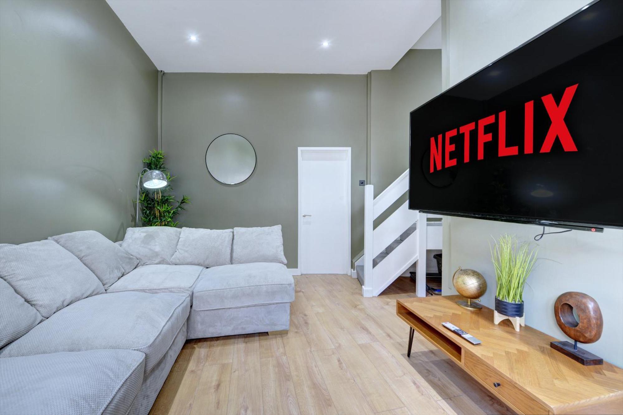 4 Bedrooms Homely House With Garden- Sleeps 9 Comfortably With 6 Comfortable Beds, Free Street Parking, Business Travellers, Contractors, & Holiday-Goers, Coventry, Near All Major Transport Links In Coventry And Motorway 外观 照片