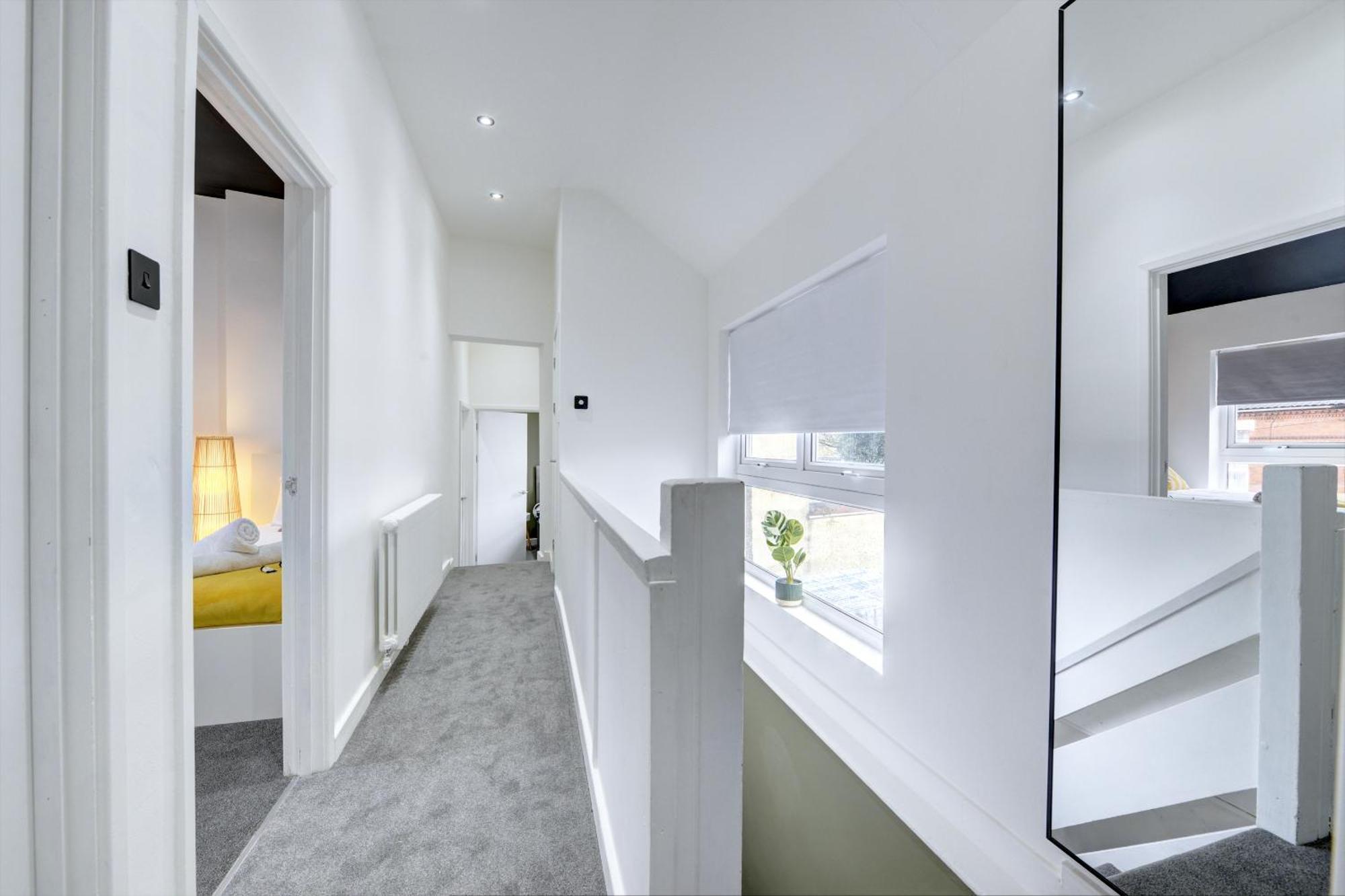 4 Bedrooms Homely House With Garden- Sleeps 9 Comfortably With 6 Comfortable Beds, Free Street Parking, Business Travellers, Contractors, & Holiday-Goers, Coventry, Near All Major Transport Links In Coventry And Motorway 外观 照片