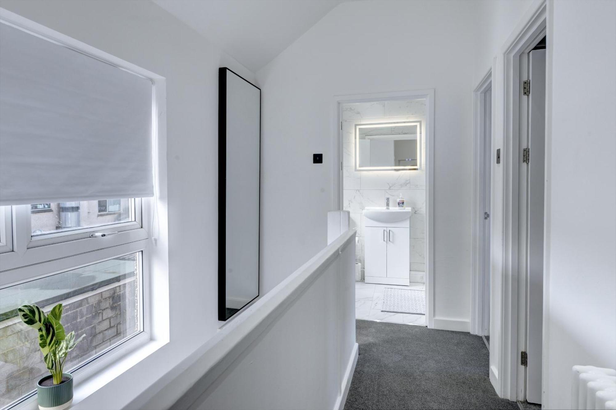 4 Bedrooms Homely House With Garden- Sleeps 9 Comfortably With 6 Comfortable Beds, Free Street Parking, Business Travellers, Contractors, & Holiday-Goers, Coventry, Near All Major Transport Links In Coventry And Motorway 外观 照片