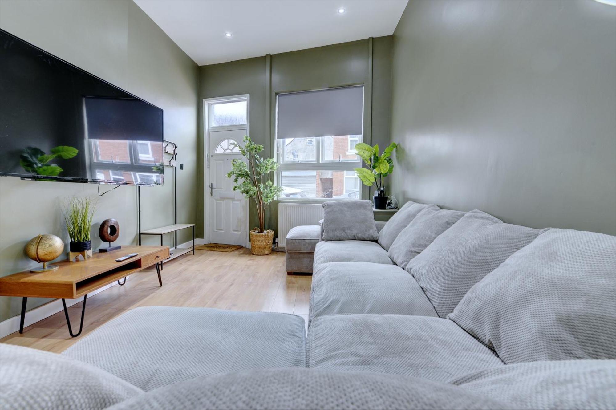4 Bedrooms Homely House With Garden- Sleeps 9 Comfortably With 6 Comfortable Beds, Free Street Parking, Business Travellers, Contractors, & Holiday-Goers, Coventry, Near All Major Transport Links In Coventry And Motorway 外观 照片