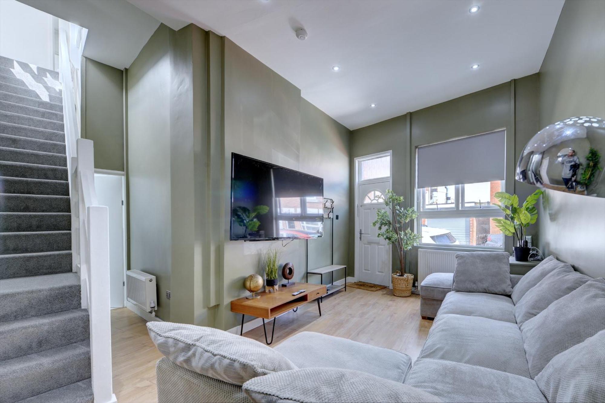 4 Bedrooms Homely House With Garden- Sleeps 9 Comfortably With 6 Comfortable Beds, Free Street Parking, Business Travellers, Contractors, & Holiday-Goers, Coventry, Near All Major Transport Links In Coventry And Motorway 外观 照片