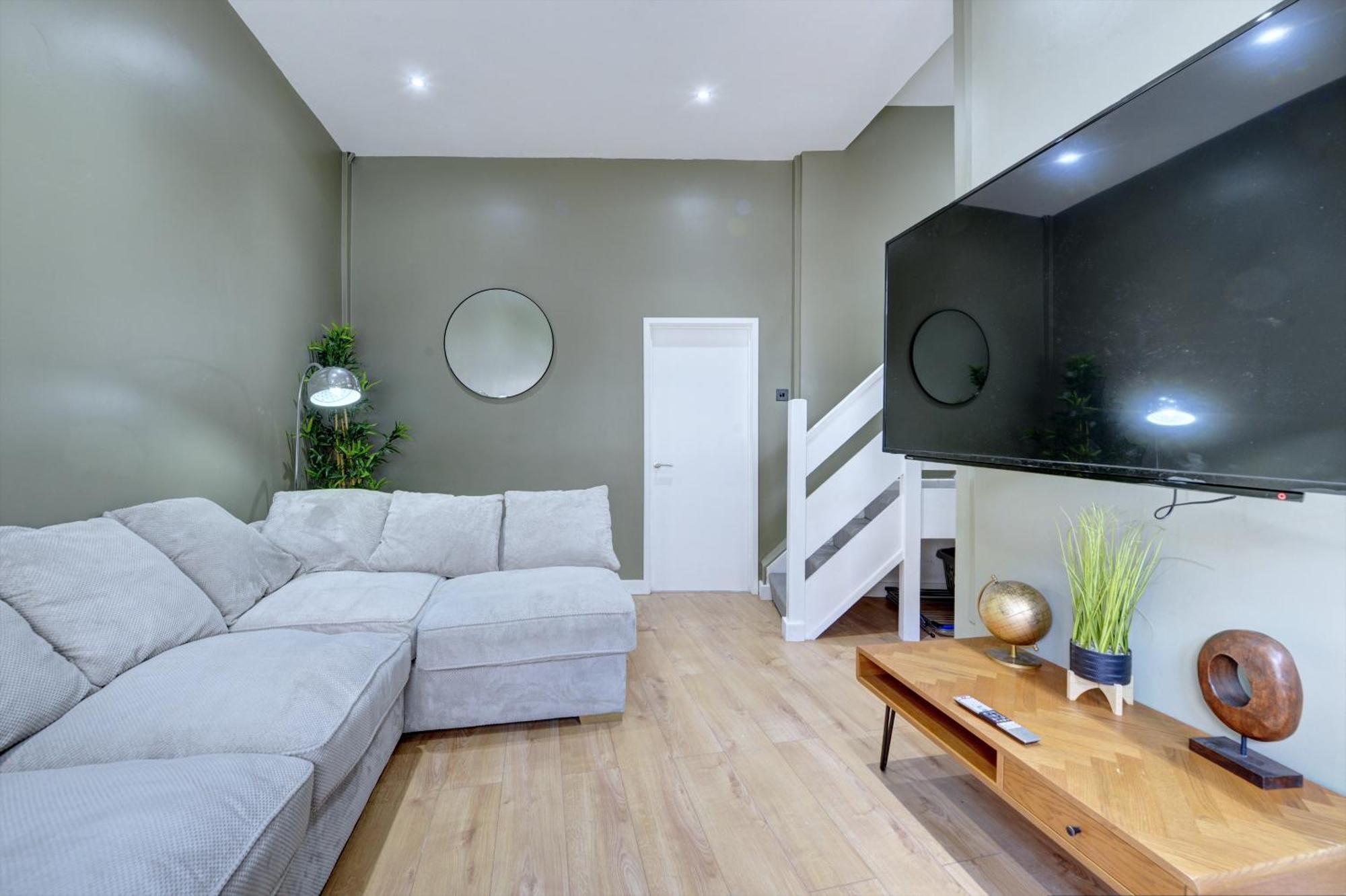4 Bedrooms Homely House With Garden- Sleeps 9 Comfortably With 6 Comfortable Beds, Free Street Parking, Business Travellers, Contractors, & Holiday-Goers, Coventry, Near All Major Transport Links In Coventry And Motorway 外观 照片
