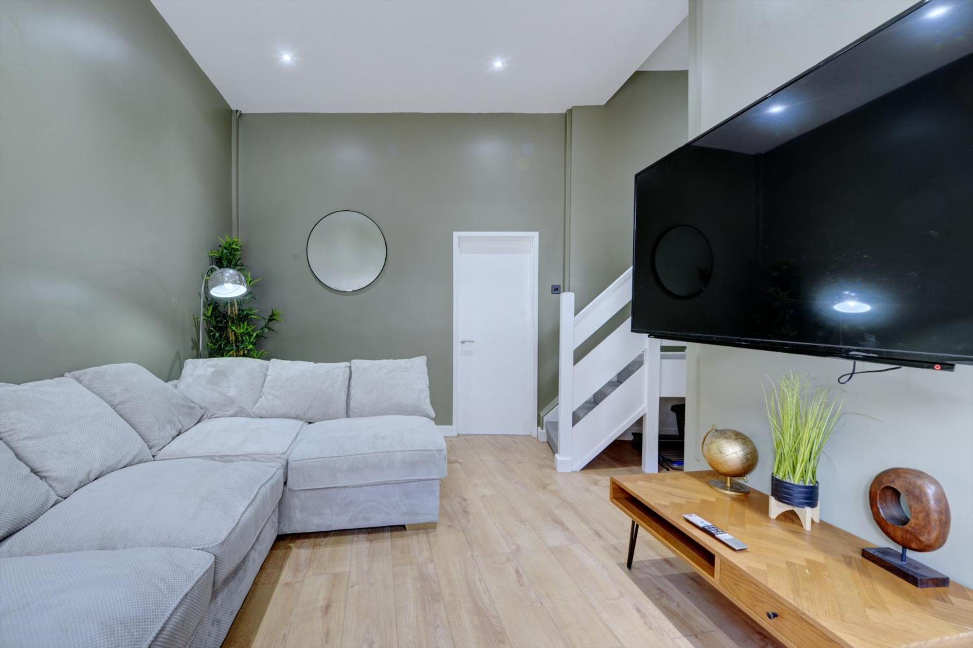 4 Bedrooms Homely House With Garden- Sleeps 9 Comfortably With 6 Comfortable Beds, Free Street Parking, Business Travellers, Contractors, & Holiday-Goers, Coventry, Near All Major Transport Links In Coventry And Motorway 外观 照片