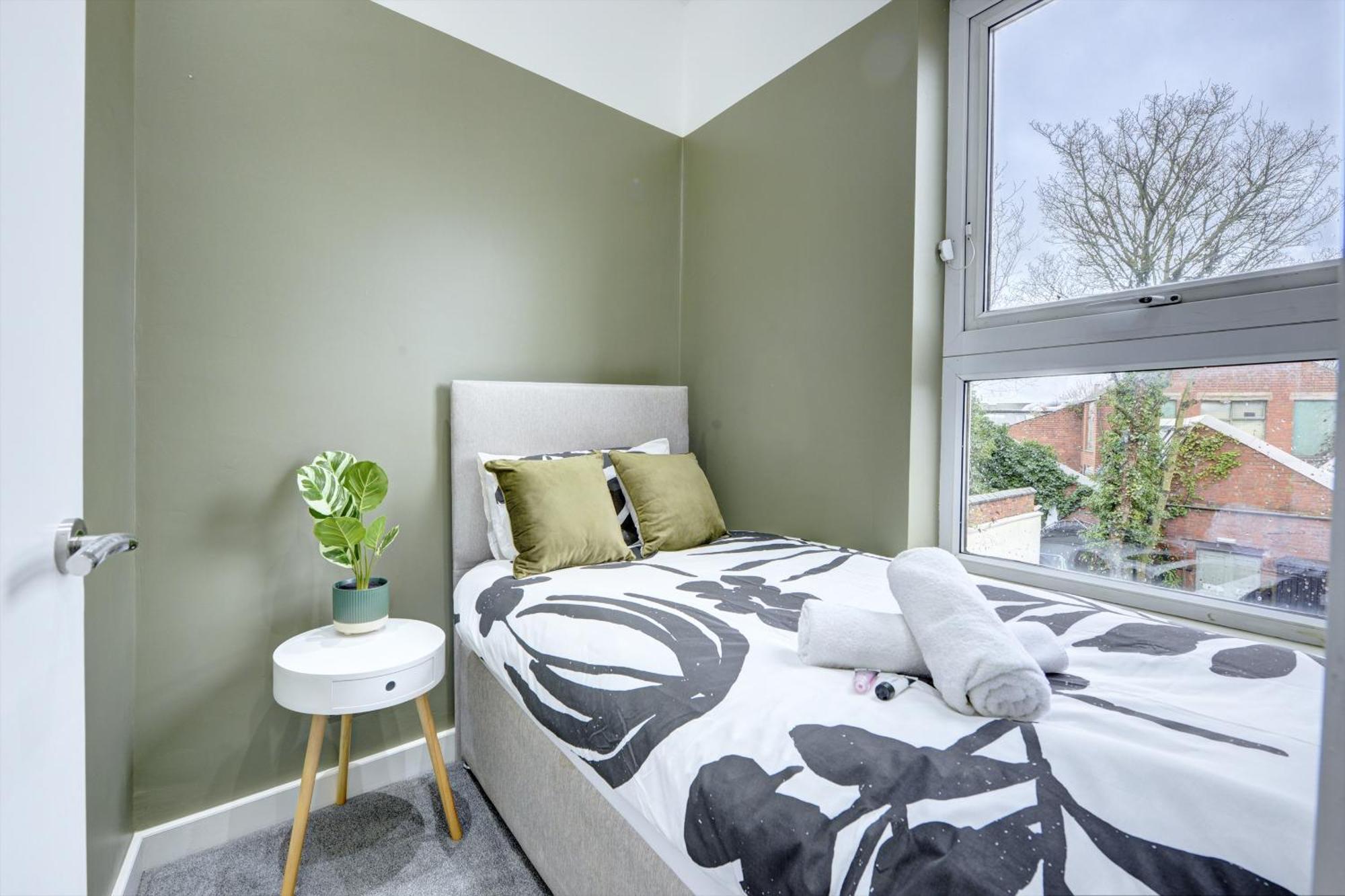 4 Bedrooms Homely House With Garden- Sleeps 9 Comfortably With 6 Comfortable Beds, Free Street Parking, Business Travellers, Contractors, & Holiday-Goers, Coventry, Near All Major Transport Links In Coventry And Motorway 外观 照片