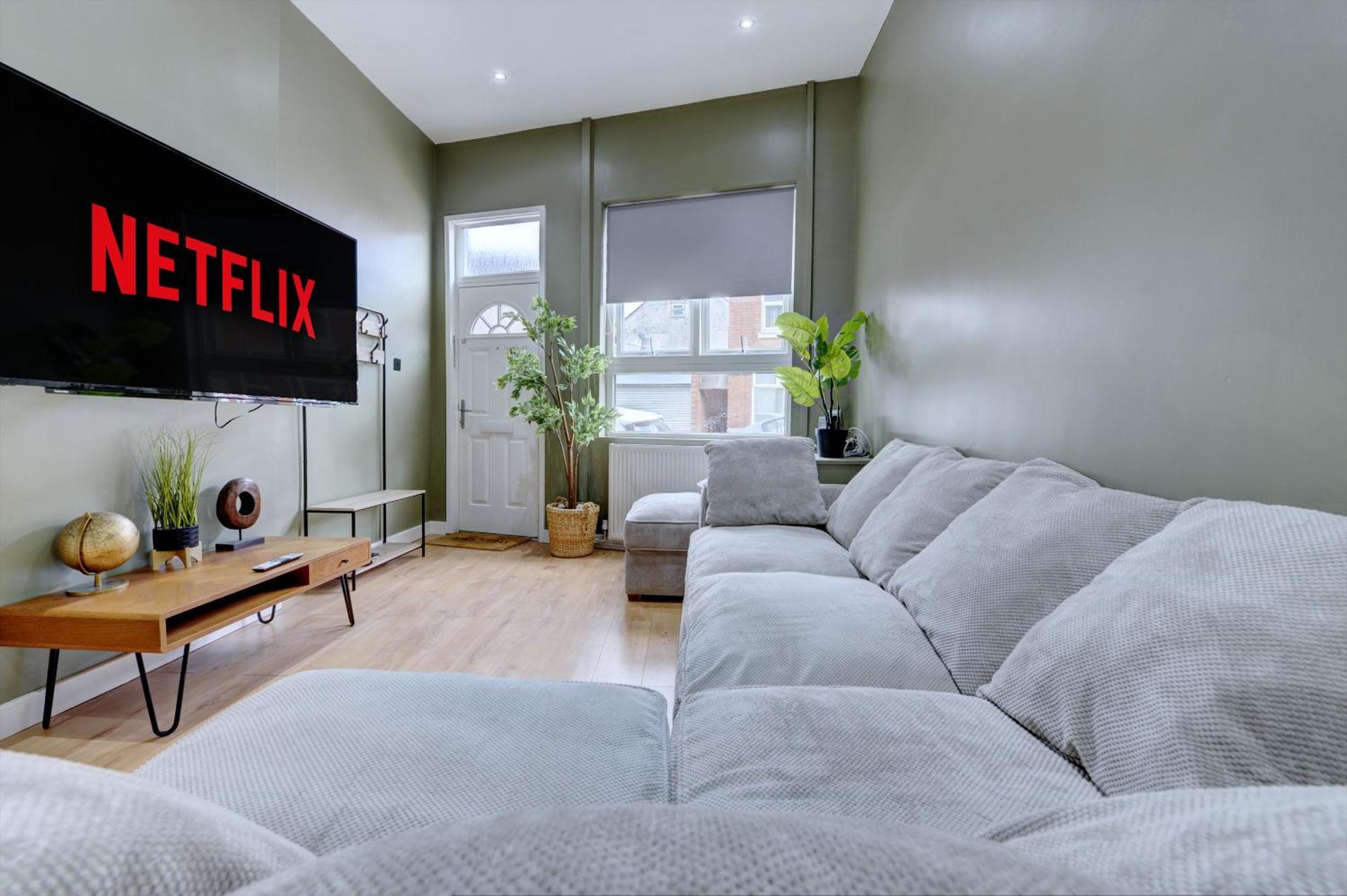 4 Bedrooms Homely House With Garden- Sleeps 9 Comfortably With 6 Comfortable Beds, Free Street Parking, Business Travellers, Contractors, & Holiday-Goers, Coventry, Near All Major Transport Links In Coventry And Motorway 外观 照片