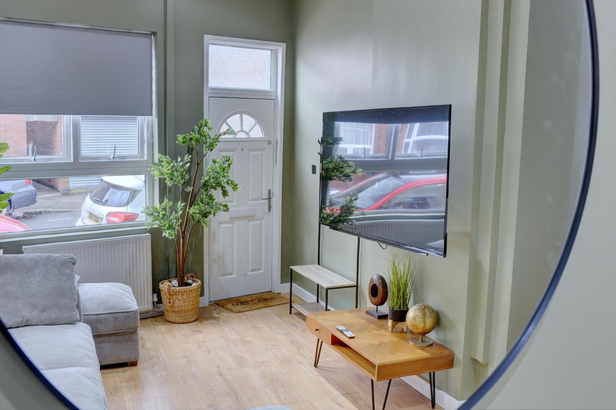 4 Bedrooms Homely House With Garden- Sleeps 9 Comfortably With 6 Comfortable Beds, Free Street Parking, Business Travellers, Contractors, & Holiday-Goers, Coventry, Near All Major Transport Links In Coventry And Motorway 外观 照片