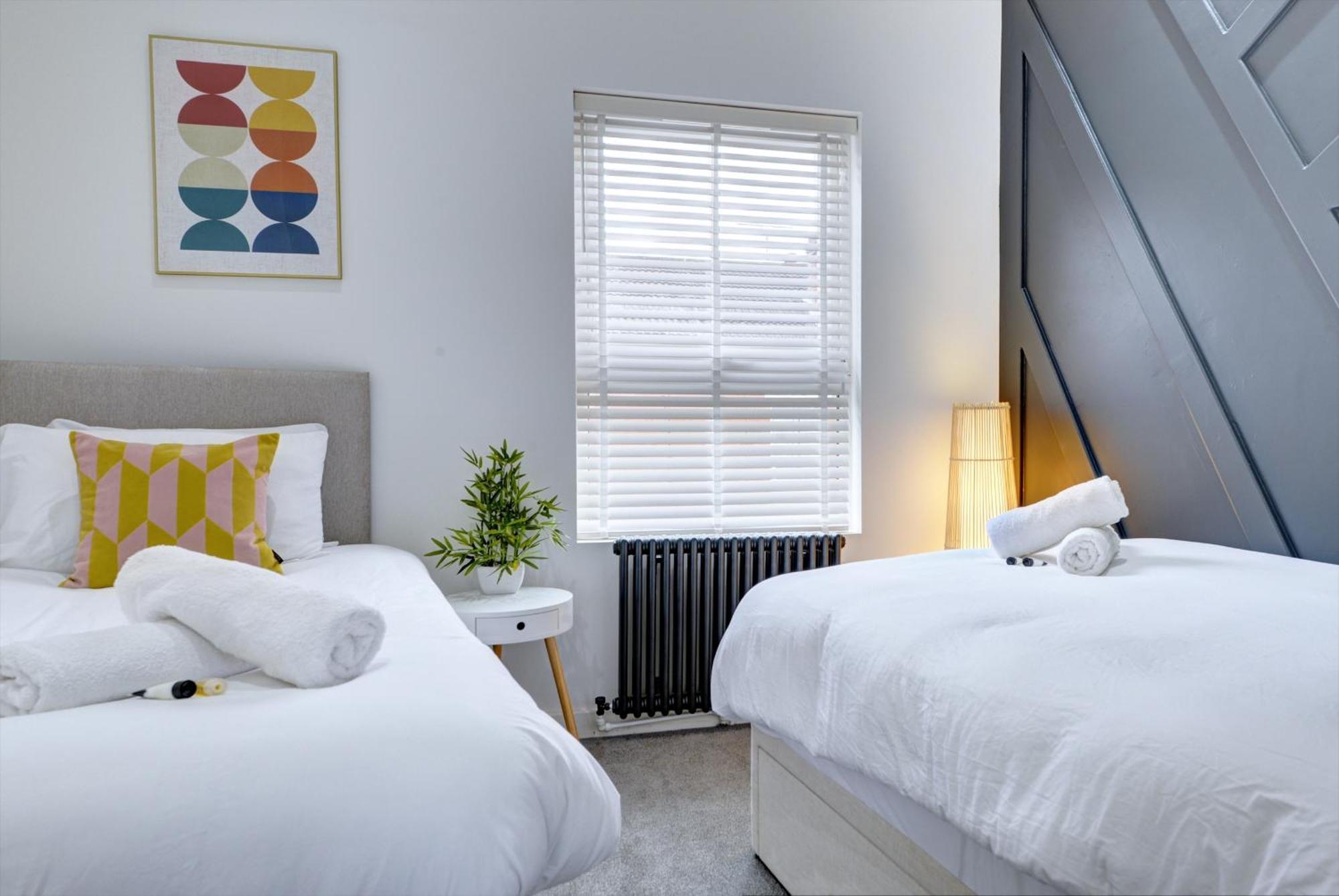 4 Bedrooms Homely House With Garden- Sleeps 9 Comfortably With 6 Comfortable Beds, Free Street Parking, Business Travellers, Contractors, & Holiday-Goers, Coventry, Near All Major Transport Links In Coventry And Motorway 外观 照片