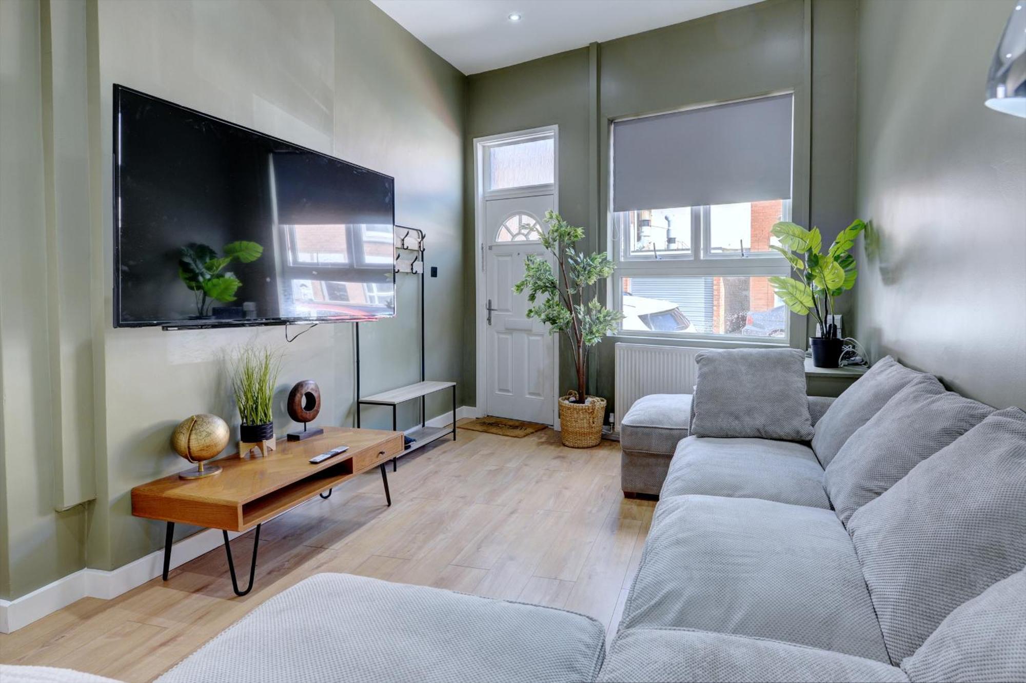 4 Bedrooms Homely House With Garden- Sleeps 9 Comfortably With 6 Comfortable Beds, Free Street Parking, Business Travellers, Contractors, & Holiday-Goers, Coventry, Near All Major Transport Links In Coventry And Motorway 外观 照片