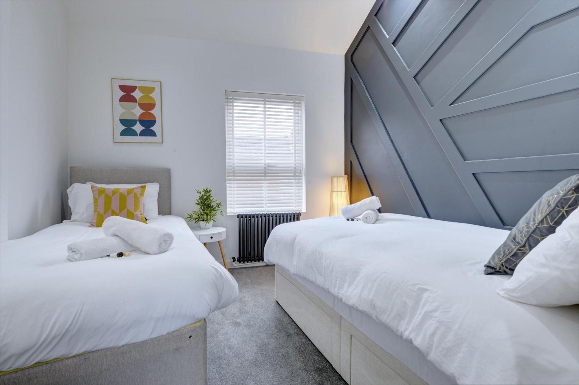 4 Bedrooms Homely House With Garden- Sleeps 9 Comfortably With 6 Comfortable Beds, Free Street Parking, Business Travellers, Contractors, & Holiday-Goers, Coventry, Near All Major Transport Links In Coventry And Motorway 外观 照片