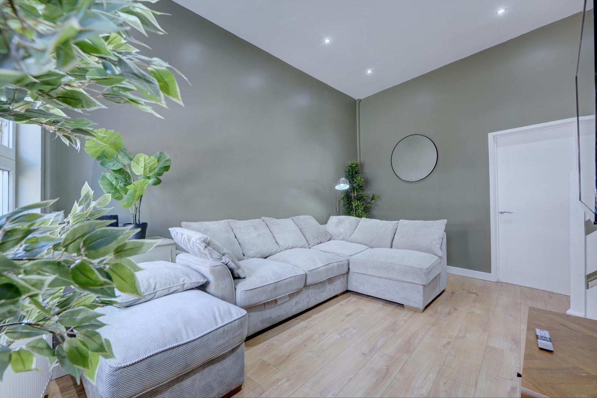 4 Bedrooms Homely House With Garden- Sleeps 9 Comfortably With 6 Comfortable Beds, Free Street Parking, Business Travellers, Contractors, & Holiday-Goers, Coventry, Near All Major Transport Links In Coventry And Motorway 外观 照片