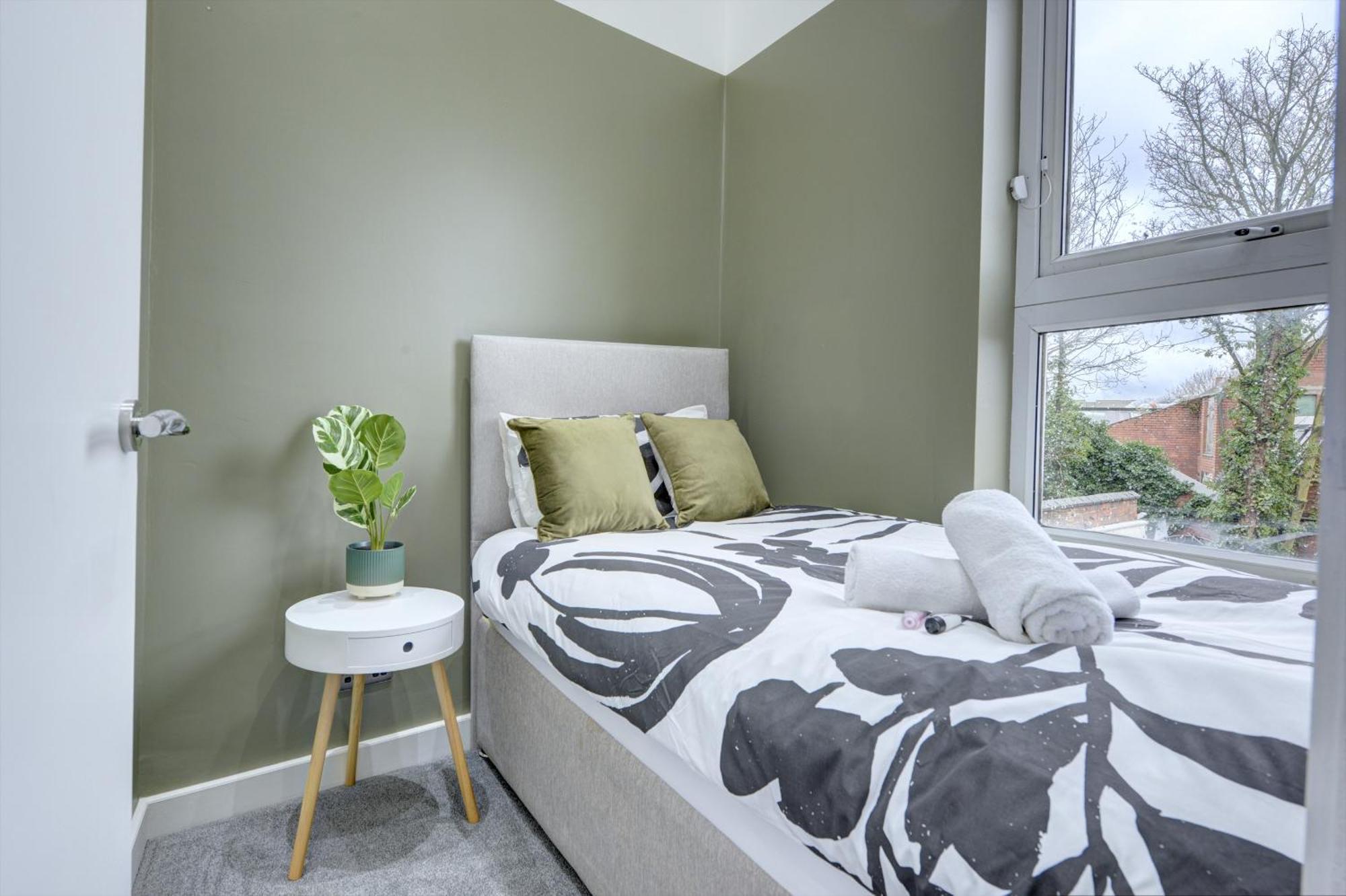 4 Bedrooms Homely House With Garden- Sleeps 9 Comfortably With 6 Comfortable Beds, Free Street Parking, Business Travellers, Contractors, & Holiday-Goers, Coventry, Near All Major Transport Links In Coventry And Motorway 外观 照片