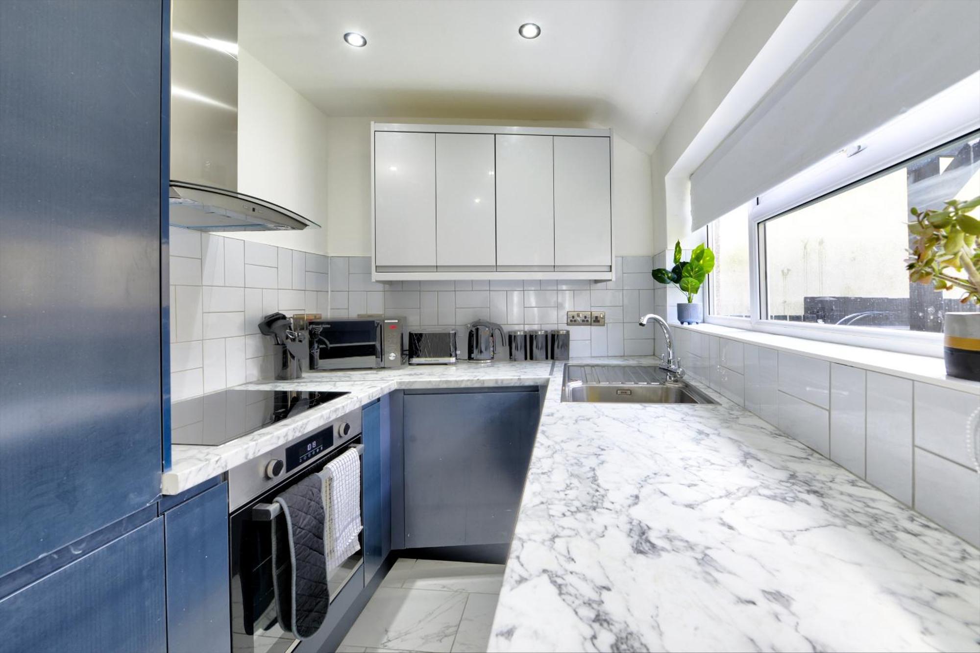 4 Bedrooms Homely House With Garden- Sleeps 9 Comfortably With 6 Comfortable Beds, Free Street Parking, Business Travellers, Contractors, & Holiday-Goers, Coventry, Near All Major Transport Links In Coventry And Motorway 外观 照片