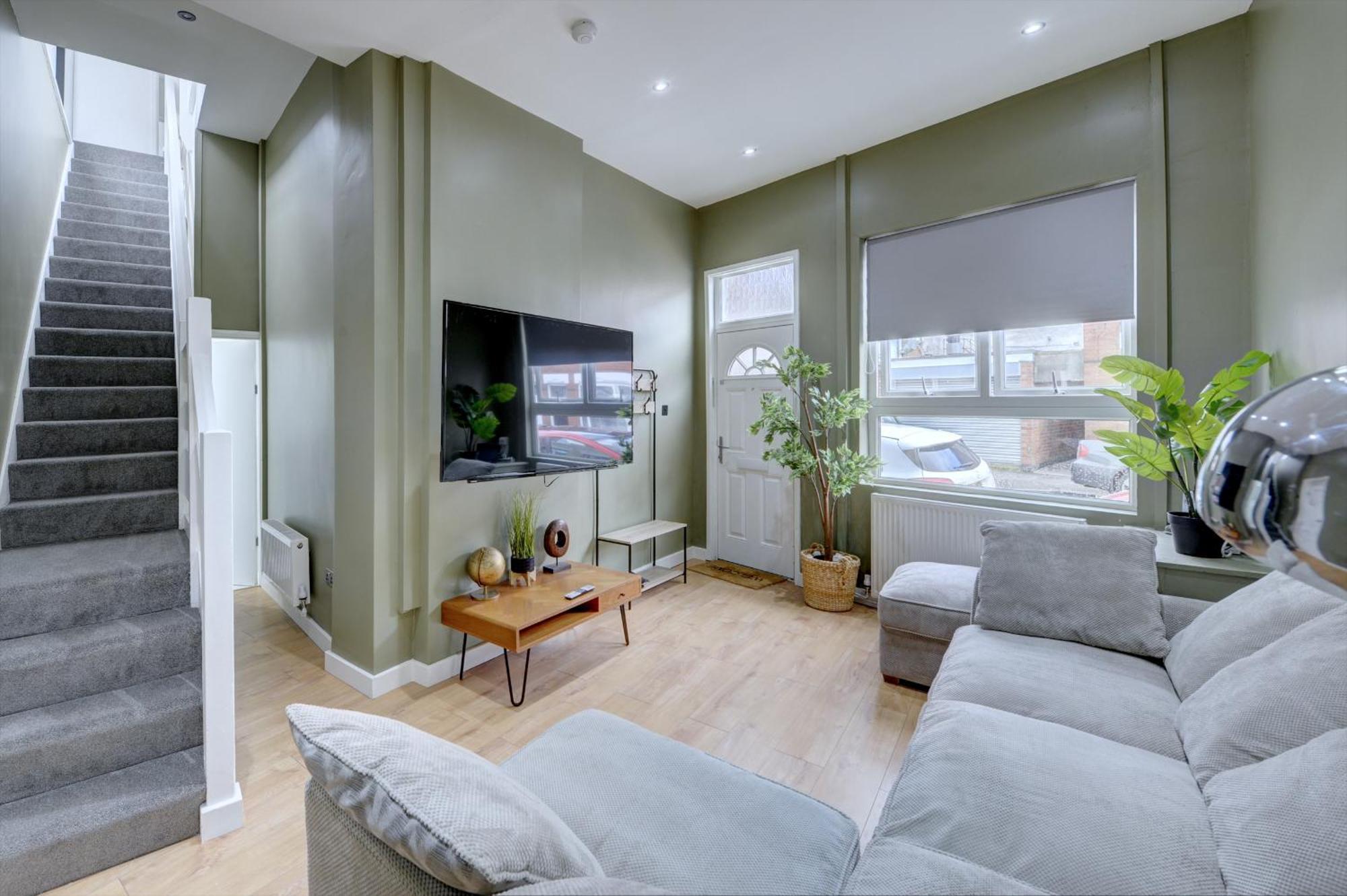 4 Bedrooms Homely House With Garden- Sleeps 9 Comfortably With 6 Comfortable Beds, Free Street Parking, Business Travellers, Contractors, & Holiday-Goers, Coventry, Near All Major Transport Links In Coventry And Motorway 外观 照片