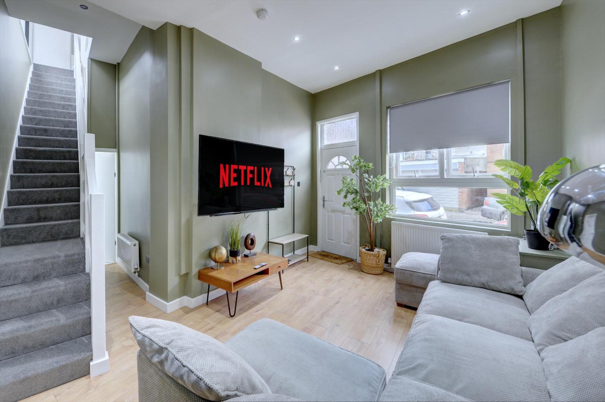 4 Bedrooms Homely House With Garden- Sleeps 9 Comfortably With 6 Comfortable Beds, Free Street Parking, Business Travellers, Contractors, & Holiday-Goers, Coventry, Near All Major Transport Links In Coventry And Motorway 外观 照片
